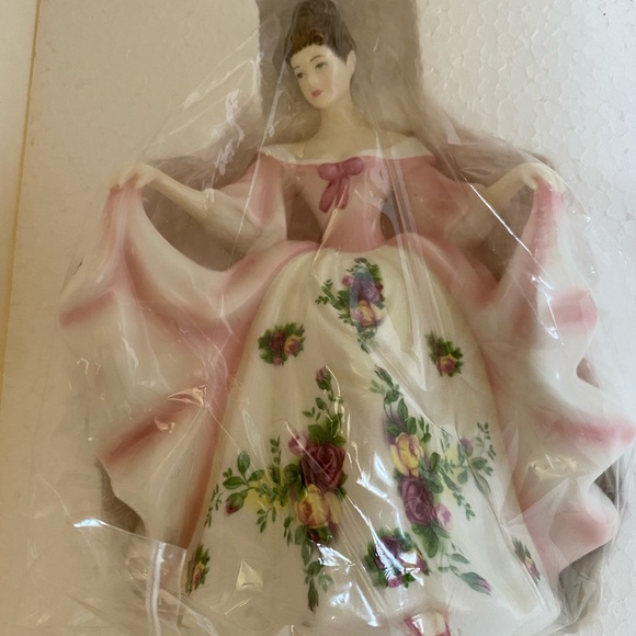 Royal Doulton mini pretty lady figurine ‘Kathyrne ‘ - Picture 3 of 4